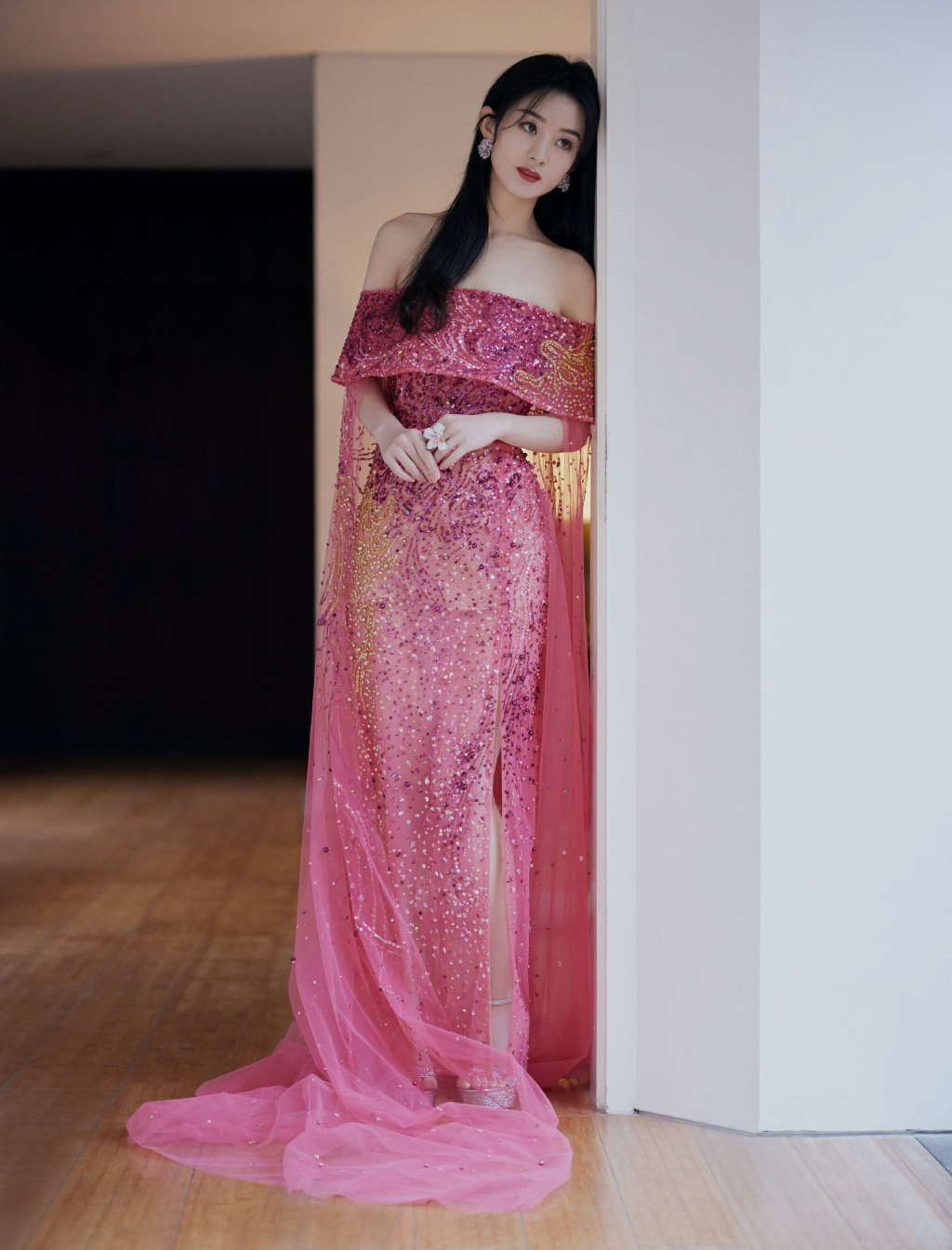 赵丽颖一袭金色星光渐变裙出镜,赵丽颖穿白色裙子亮相代言