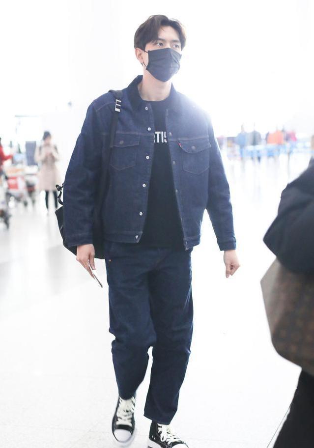 李现穿牛仔衣现身机场,李现和华晨宇牛仔衣