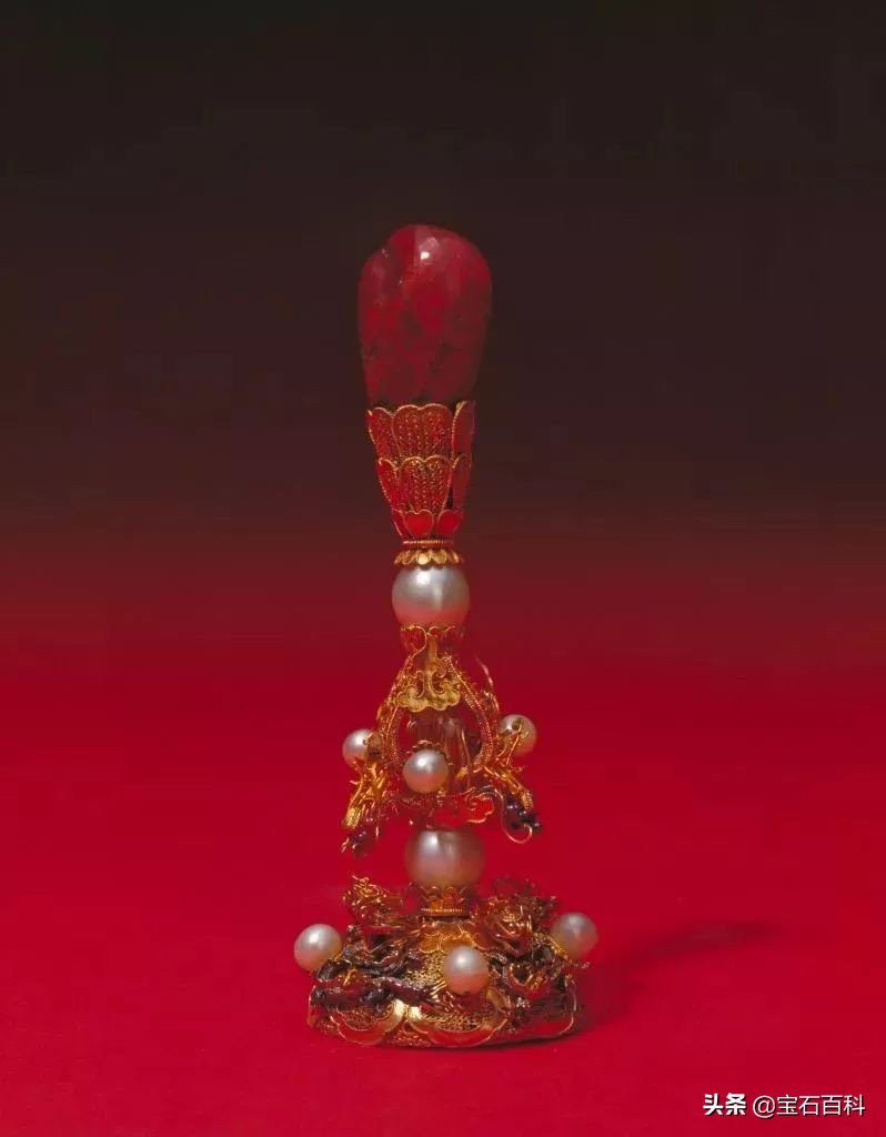 戴红宝石,戴红宝石的女人