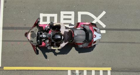 本田金翼旅行摩托视频,摩托车中的劳斯莱斯哈雷