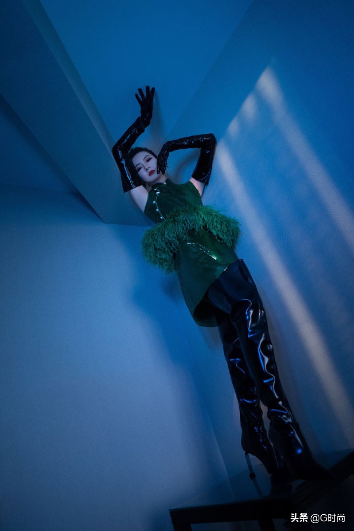 闪亮的漆皮元素又流行回来了，一穿就酷帅时髦到不行