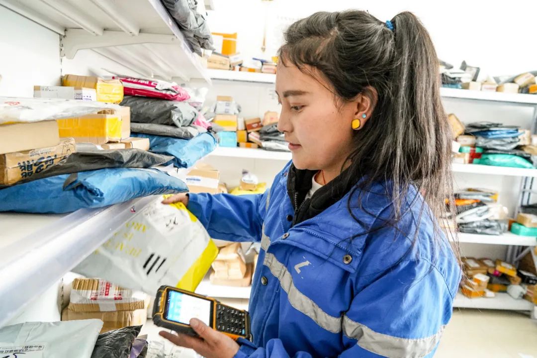 邮递员西藏女大学生,藏族女大学生返乡日常