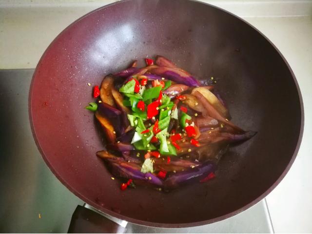 茄子里发黑怎么补救,茄子为啥煮了发黑