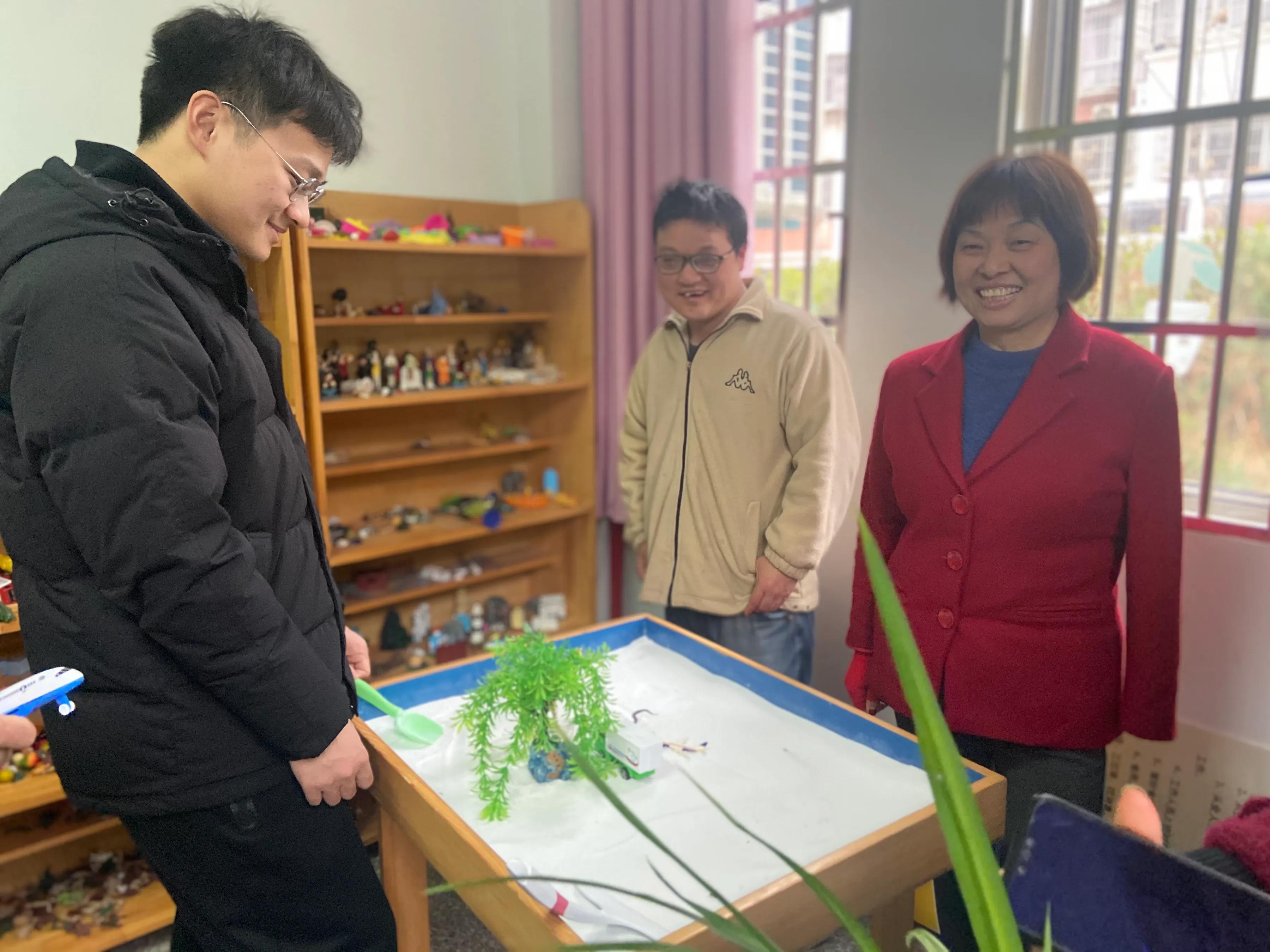 希望给残疾人一点温暖,为残疾人送去节日的关怀