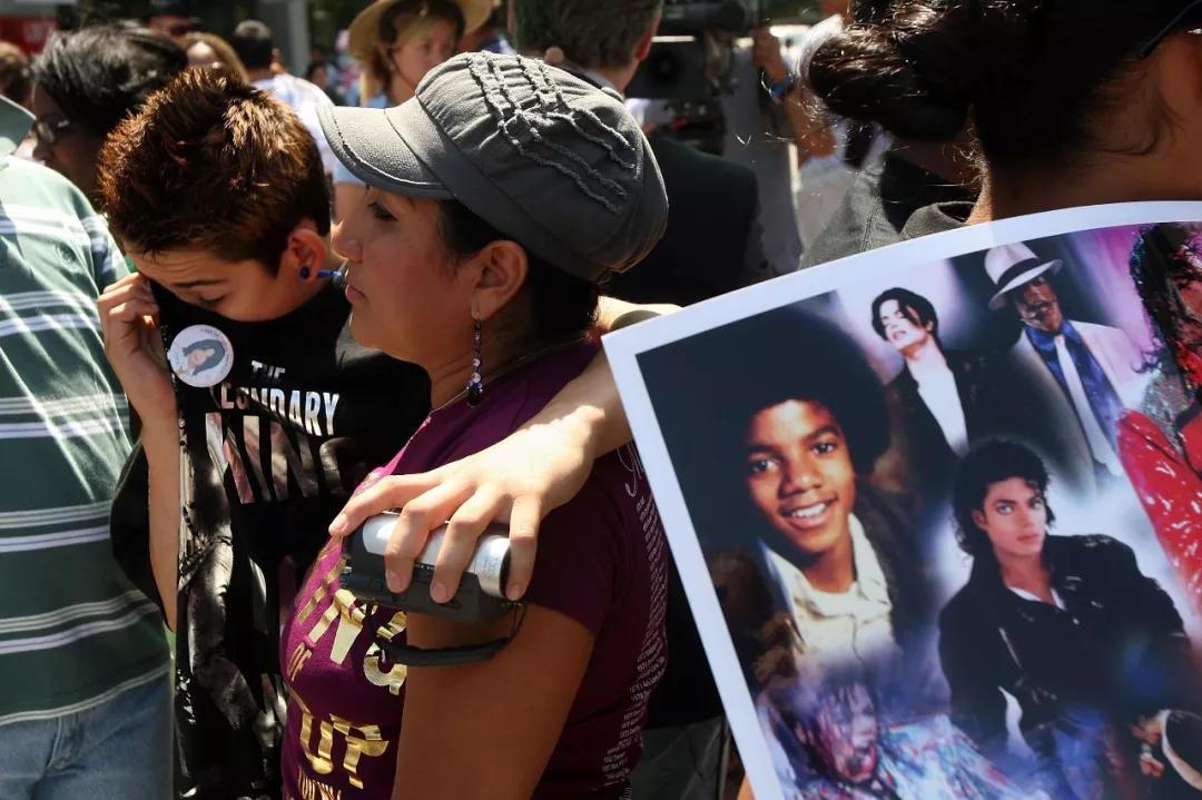 迈克尔·杰克逊演唱会晕倒5000人，死亡23人，他却被控娈童、整容