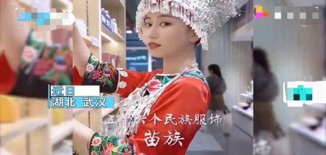 姑娘200多天拍摄56个民族服饰,95后姑娘拍56个民族服饰细节