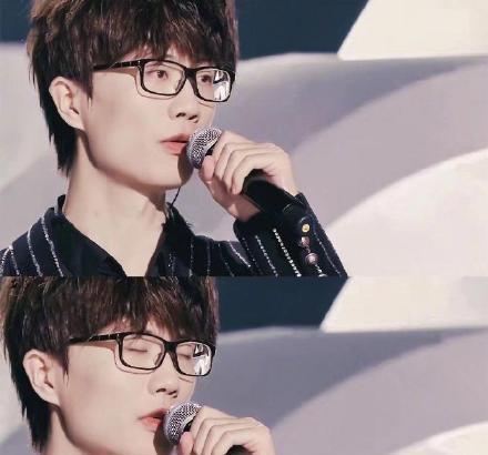 许嵩被粉丝抱两眼一抹黑采访,许嵩被黑