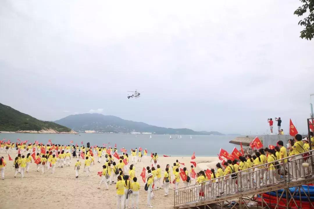 巨邦快乐集结号丨看见了，其中一艘游艇上，是我们的船长大舅哥