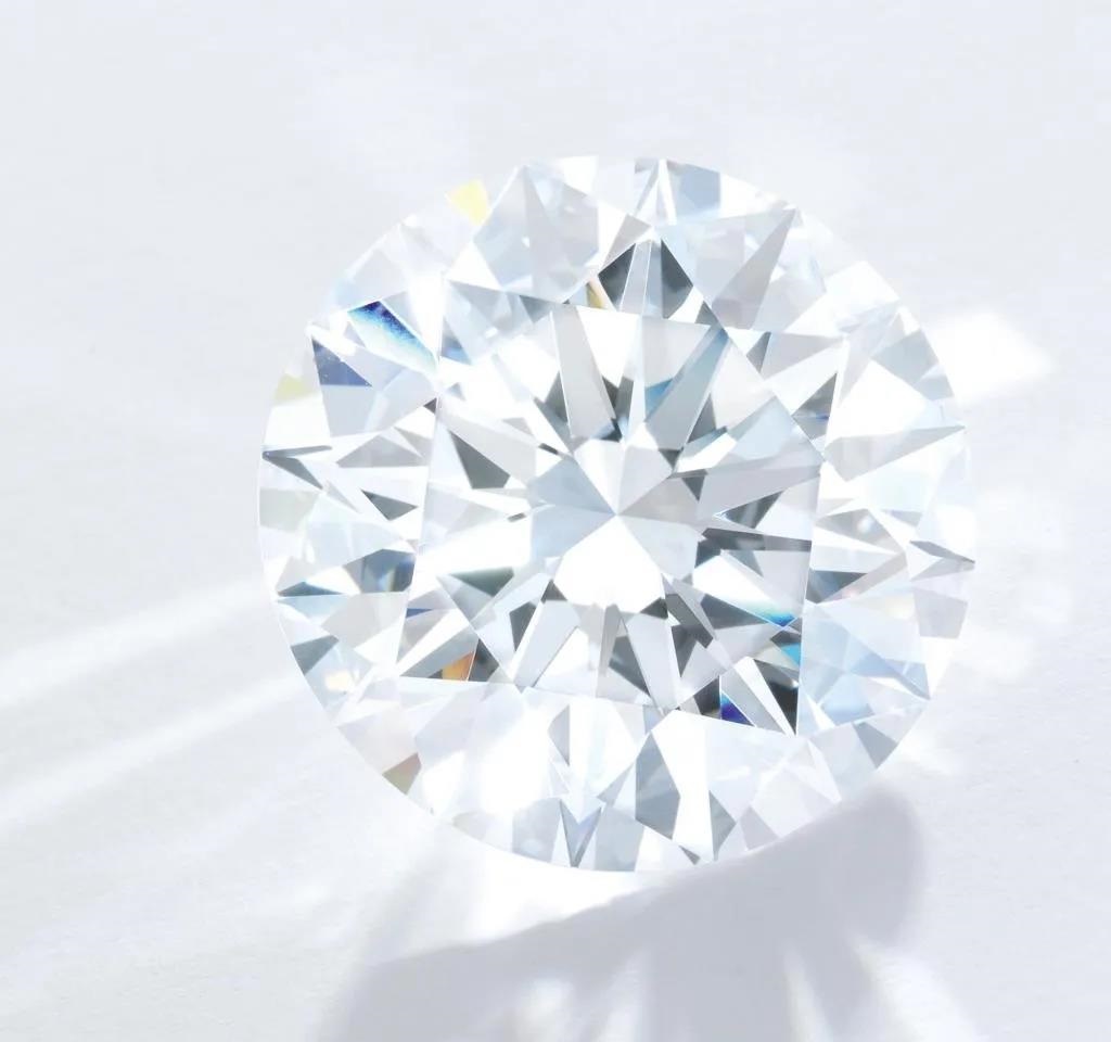 钻石闪耀的三要素:亮光、火彩、闪光