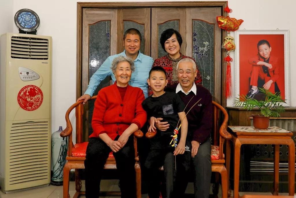 横向新春全家福照片模板直接套用,2022年新春全家福拍摄方案