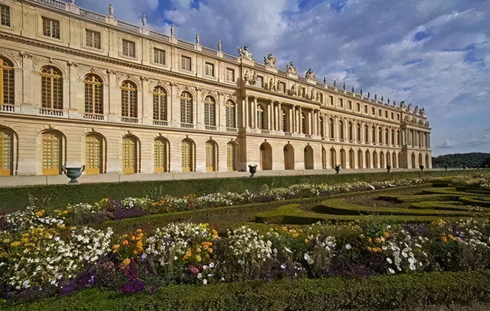 艾小羊:鸡皮疙瘩掉一地的“凡尔赛学”,谁都拼不过郭敬明