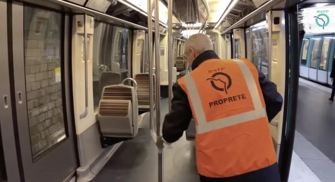 在贴满了一百万张贴纸之后,我快不认识巴黎地铁了…