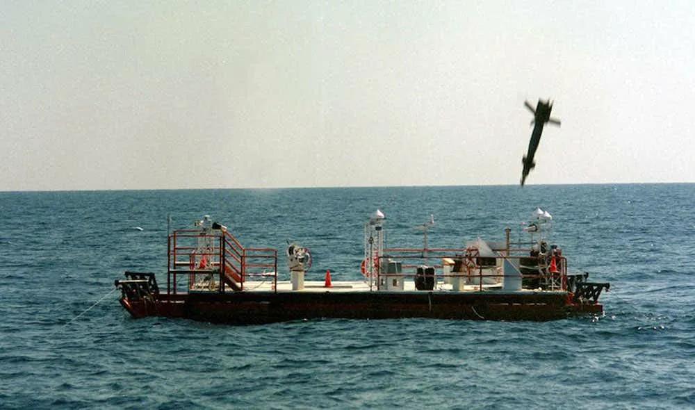 精准炸弹炸毁战机视频,精确制导炸弹精确击中目标全过程