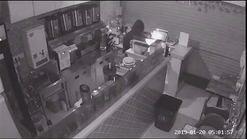 监控视频曝光！南宁一条街上8家临街奶茶店被*贼毛**光顾