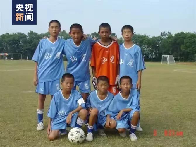 踢足球的帅气的瞬间,足球场上的暴踹瞬间