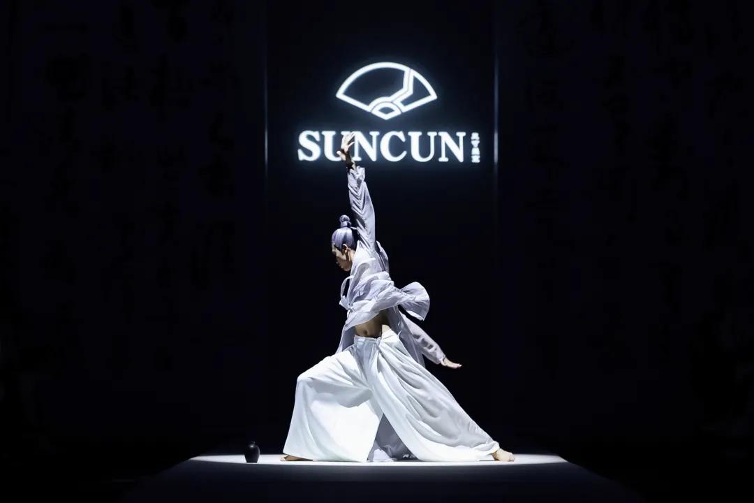 2021秋冬女装款式流行趋势,2018秋冬趋势报告巴黎时装周