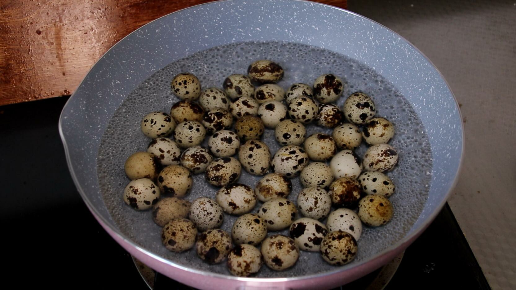 鹌鹑蛋快速剥皮的方法,鹌鹑蛋剥皮小窍门