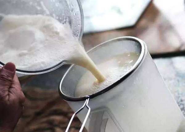 煮肉时出现的泡沫是废物还是营养,煮粥煮出来的浮沫是什么