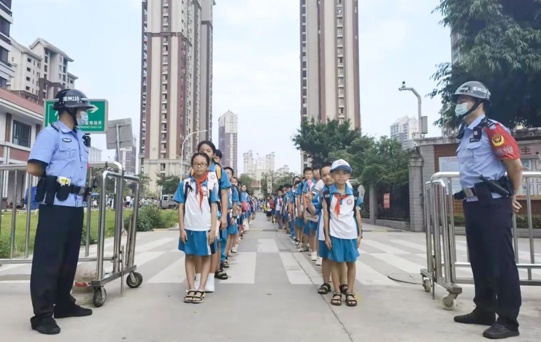 最美学校足球场,空中足球场完整视频