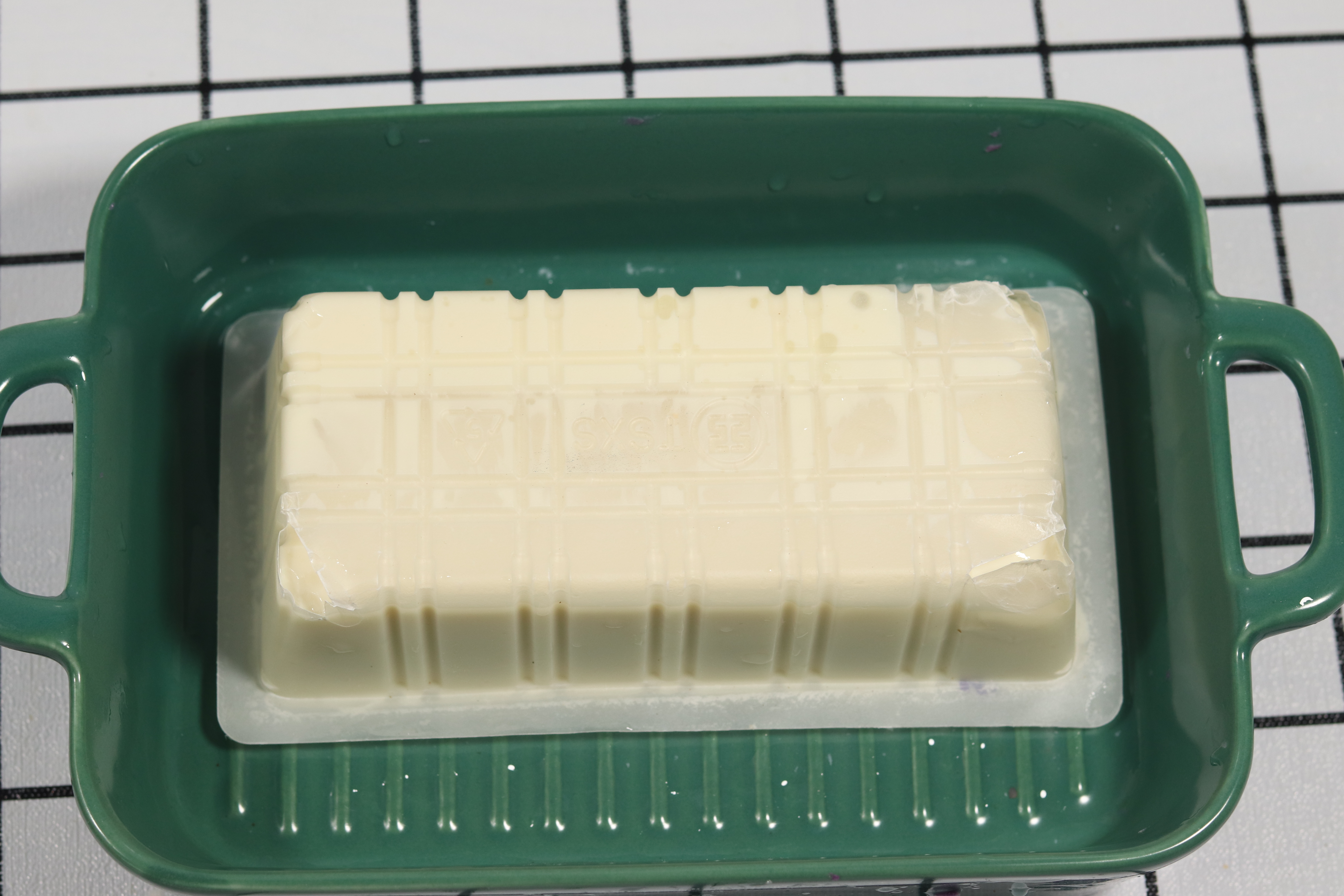 切皮蛋粘刀视频教程,如何制作皮蛋拌豆腐让皮蛋不腥