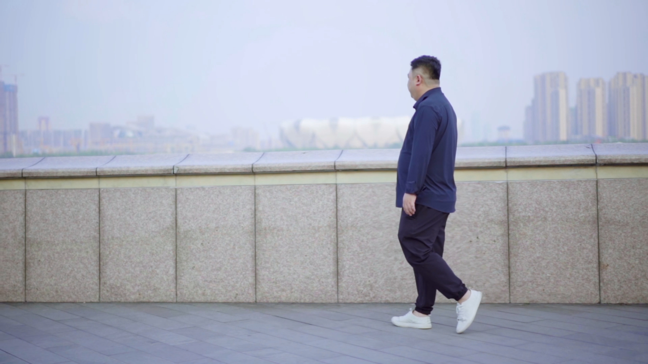 下班兼职摆摊卖炸串一天卖50块钱,农村大姐摆摊卖炸串月入数万