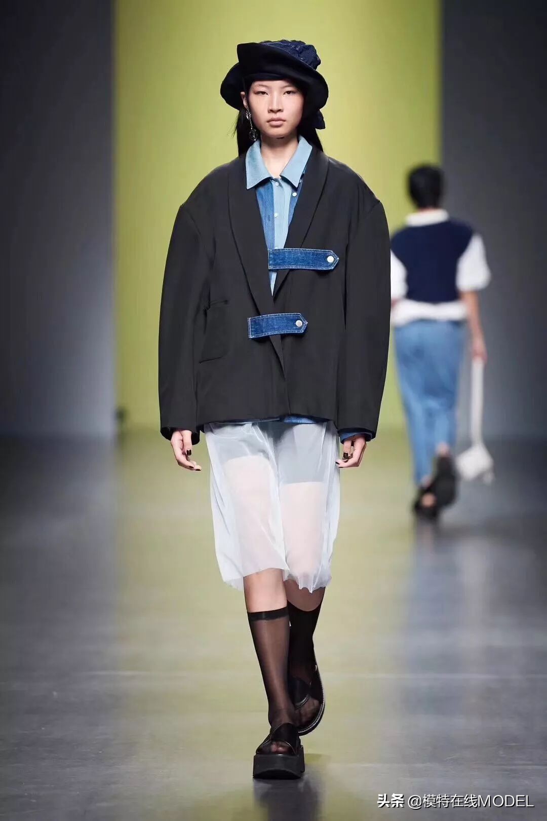 模特走路摔倒,模特走t台摔倒