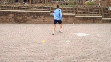 拿球怎么转身,踢球转身慢怎么训练