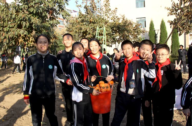 昌乐齐都实验学校：举行第四届“柿子熟了”采摘节活动