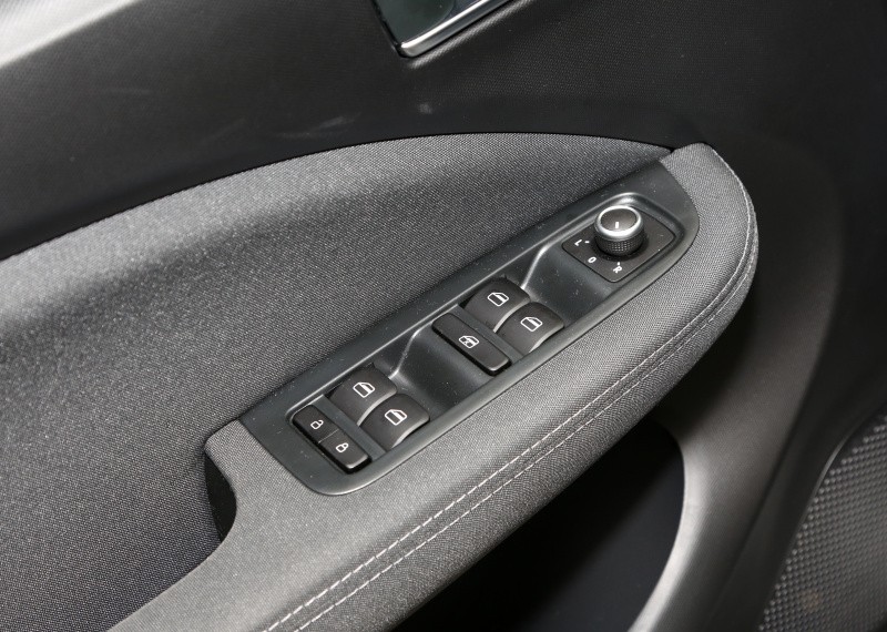 90后美女的南瓜马车—零跑T03配置高、操控好，续航400