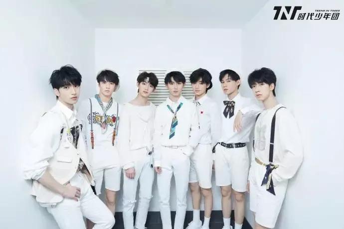 tfboys老板李飞面相,时代少年团tfboys和李飞微博之夜