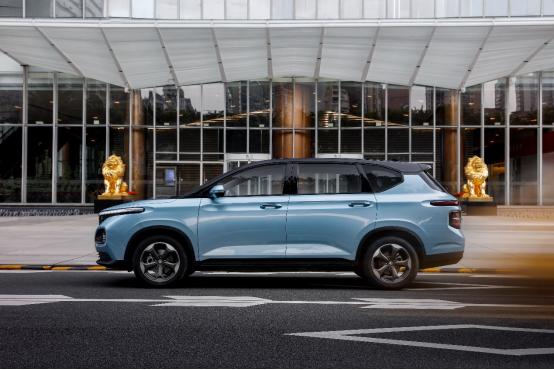 可避开大爷碰瓷，高科技智能双星亮相成都车展，这领域真可超欧美