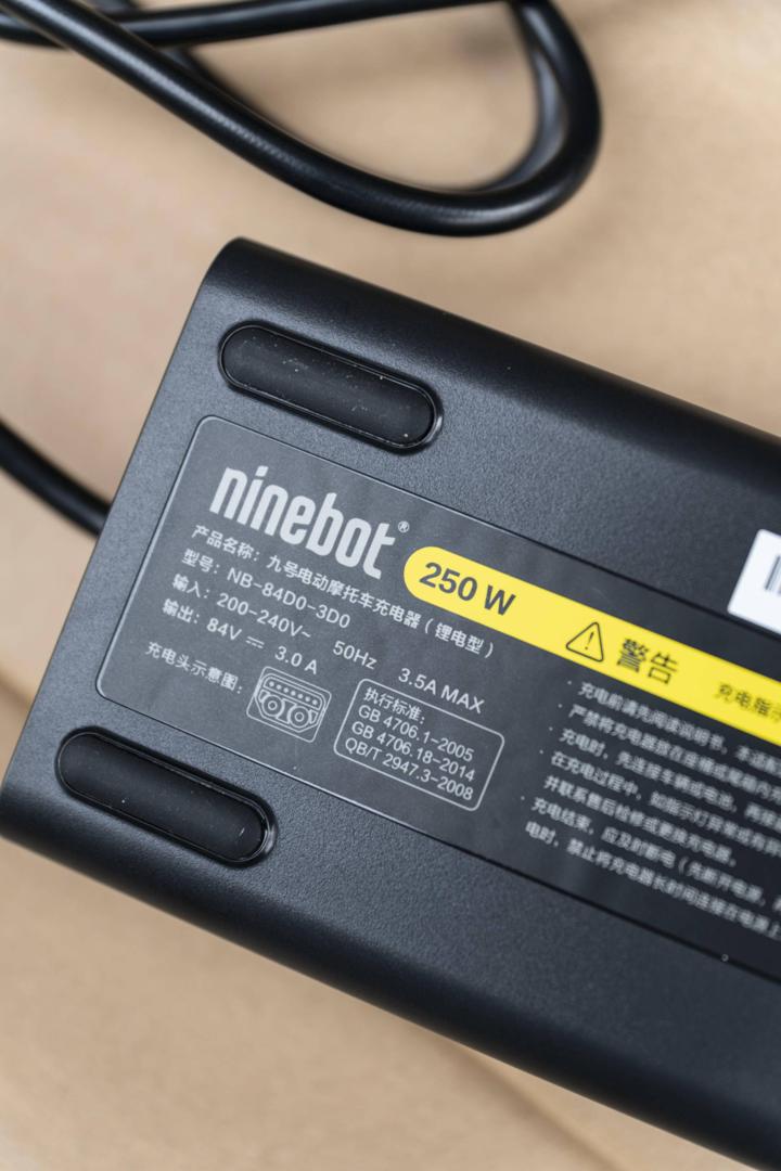 大灯炫酷有型,九号e100大灯效果