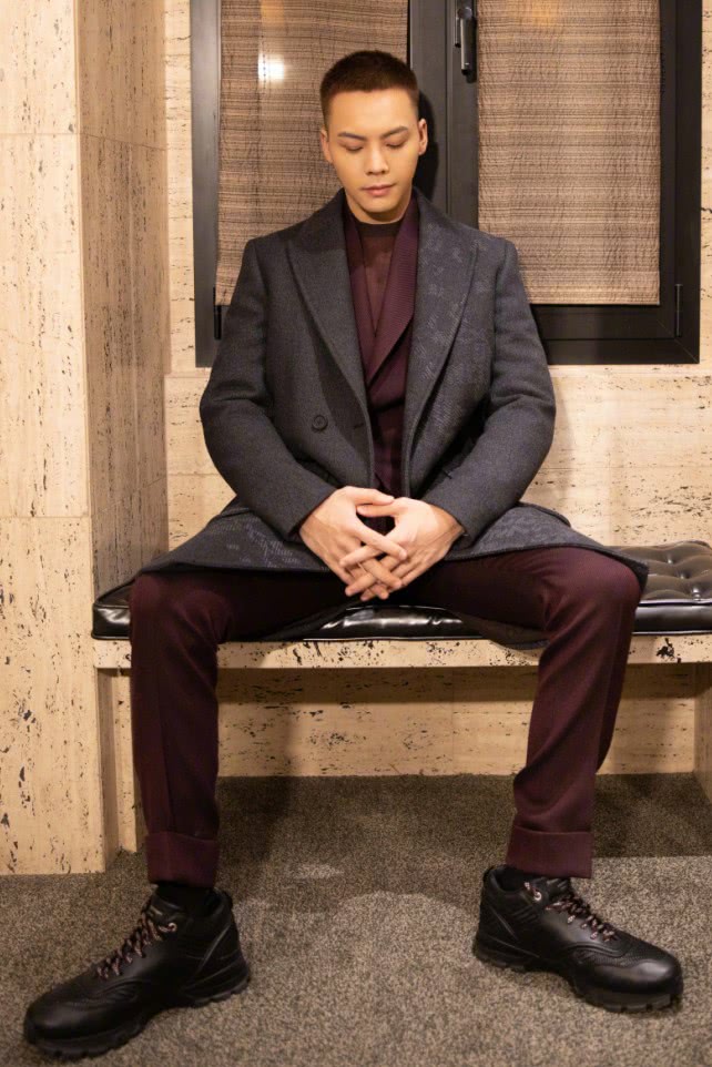 陈伟霆潮牌中筒袜,陈伟霆穿锐步