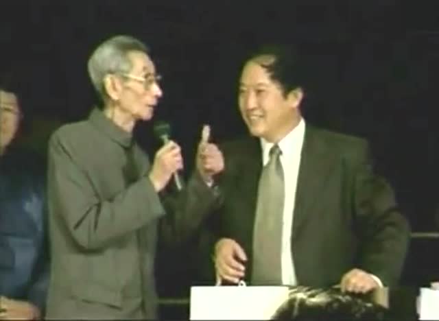 2000年春节联欢晚会牛群冯巩相声,牛群冯巩经典相声都是椅子惹的祸