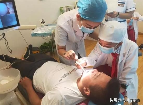 锡小三三中队劳动小能手小分队走进口腔医院体验小小牙医