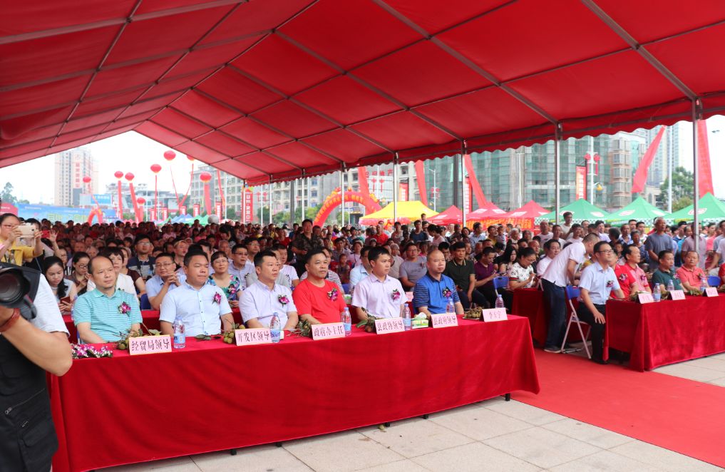 展销会会场人声鼎沸盛况空前,盛大开业场面火热