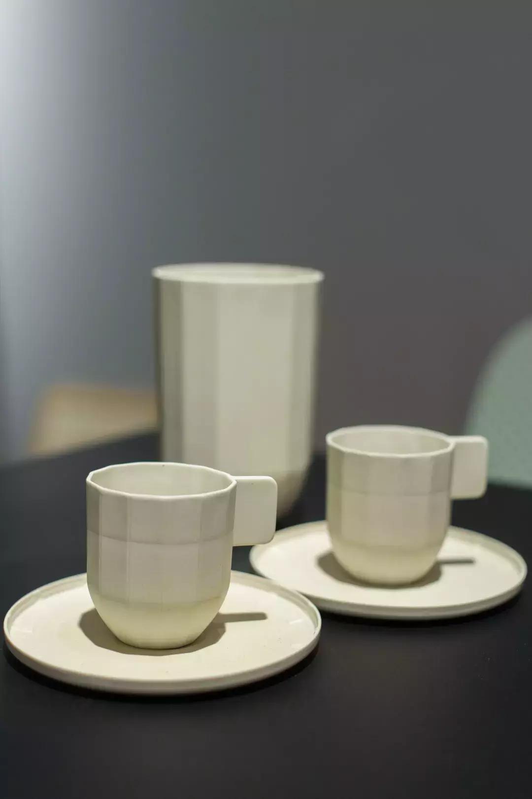 HAY,也许你根本不要那么多,一个微笑的弧线就够了