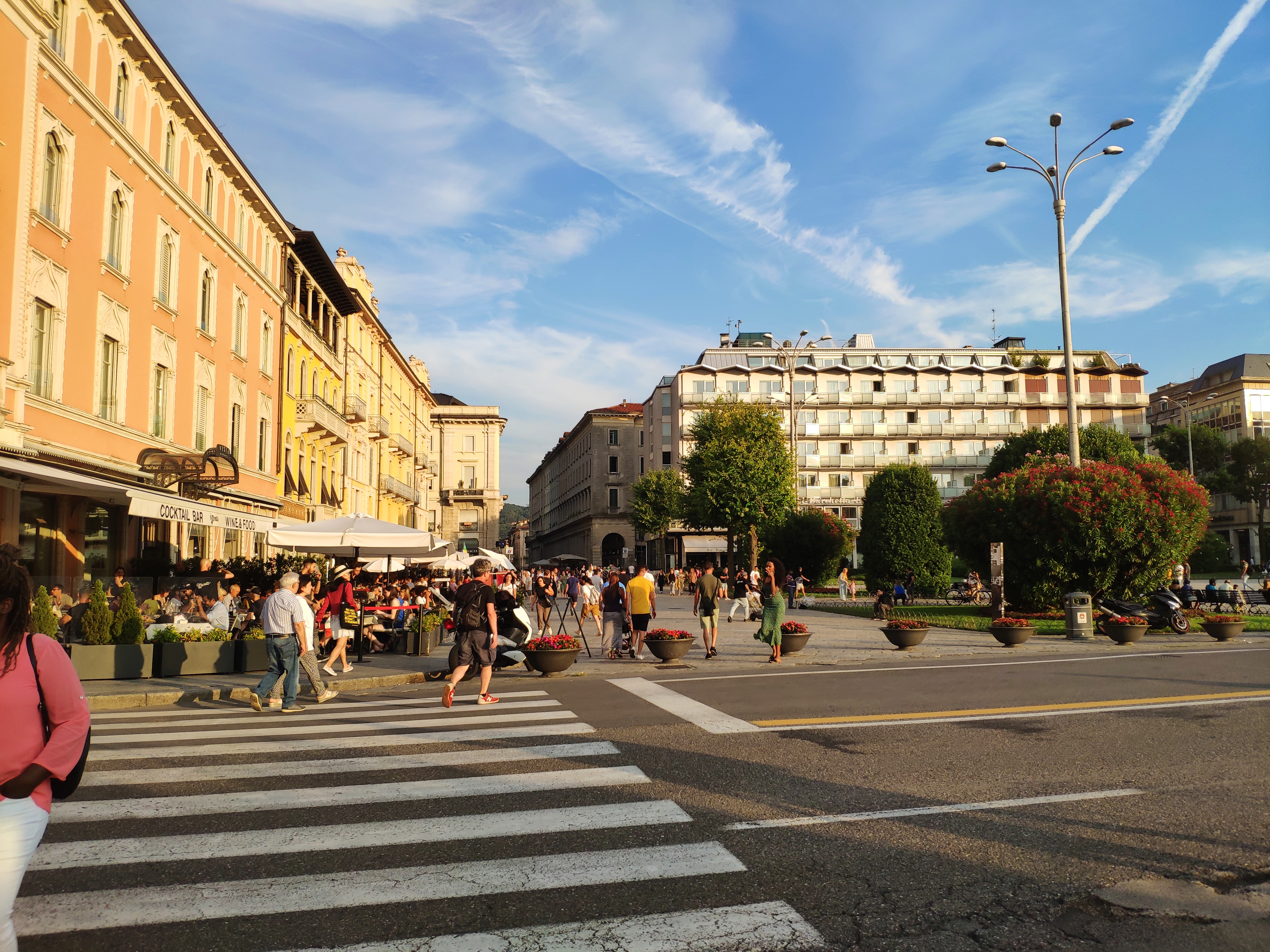 贝拉焦（Bellagio），意大利在左，瑞士在右，晨光熹微，岁月静好