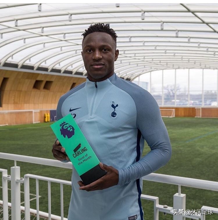 输球不忘吃意面万亚马尽显吃货本性