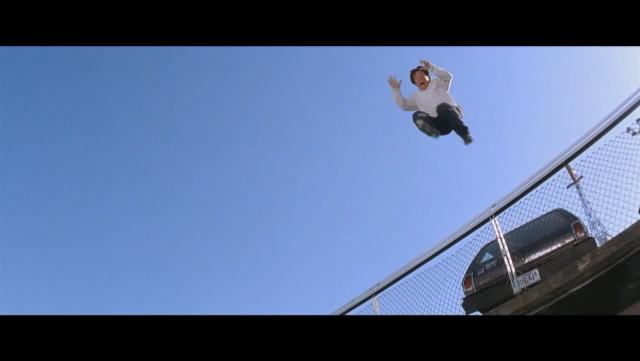 1995年成龙不要命的一跳，拿下8230万票房，让好莱坞也竖起大拇指