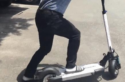 韩国人喜欢穿三线拖鞋吗,韩国人衣服为什么有三条杠