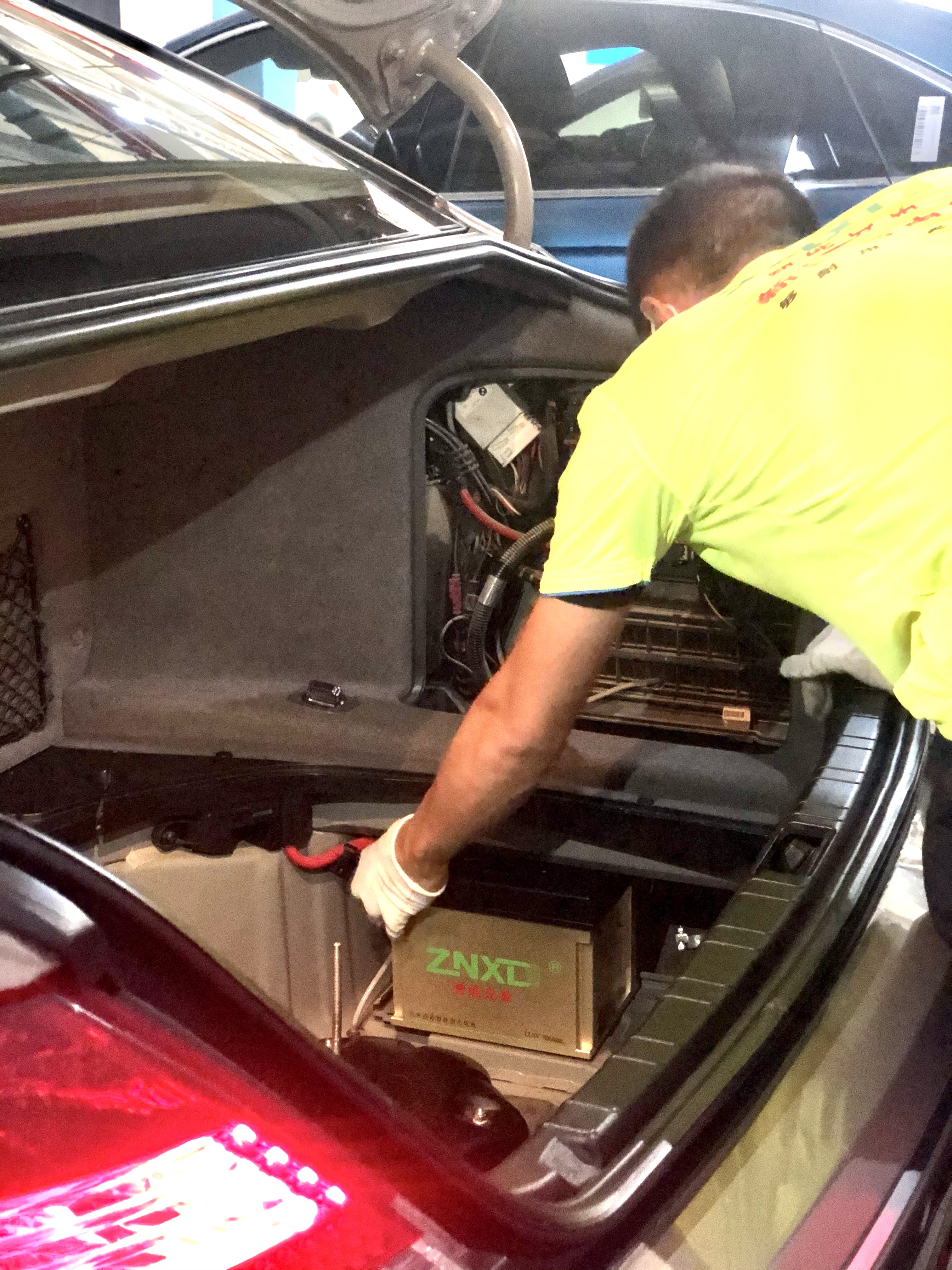 车子开了几年感觉大灯不亮了,汽车大灯不亮电瓶不耐用怎么回事