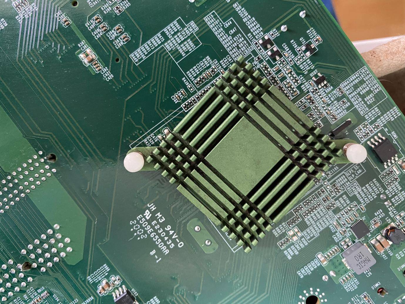 cpu安装在主板上还能拿下来吗,电脑换了主板和cpu需要重装系统吗