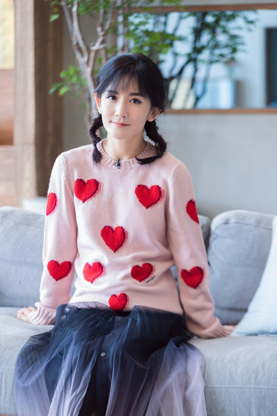 谢娜最新美照曝光,谢娜复出后走机场叠穿造型真时髦