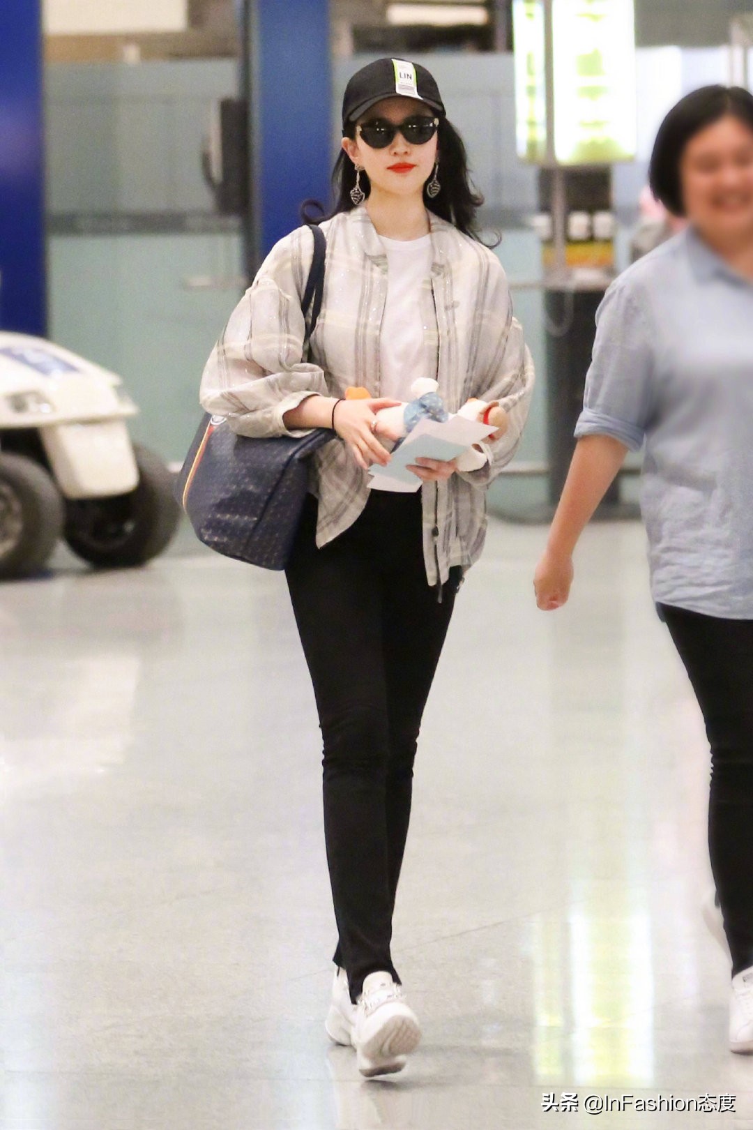 刘亦菲确认下一部新剧了吗,刘亦菲一身露腰造型亮相机场