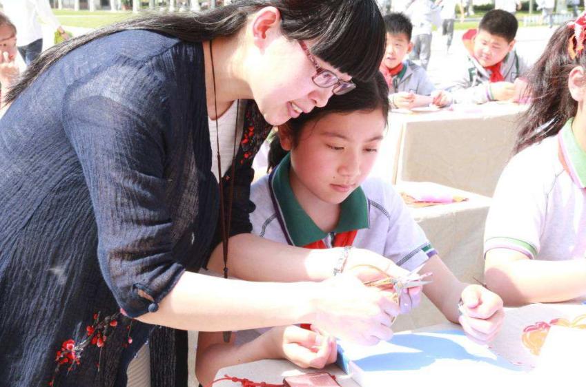 孩子不聪明被老师嫌弃怎么办,孩子被老师委屈了怎么劝孩子