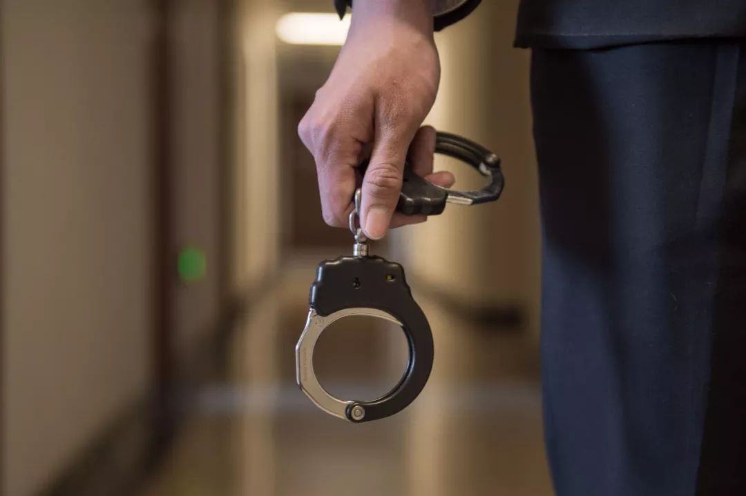 买个小花、刷个游艇，换来一句“谢谢你”，他究竟图个啥？丨今晚九点半