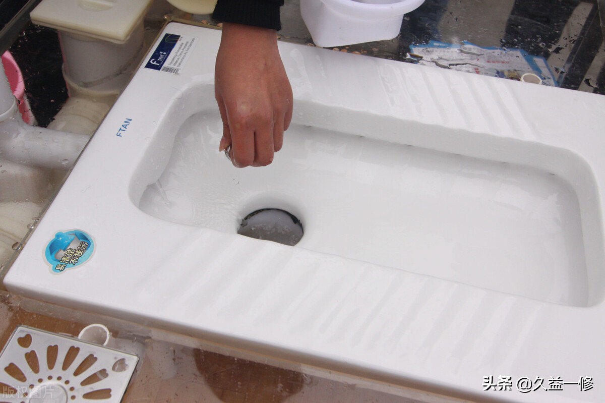 蹲便马桶漏水维修视频,蹲厕旁边漏水快速修复