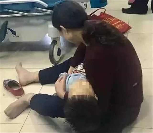 小孩手被鞭炮炸伤了,被鞭炮炸伤的小孩截肢