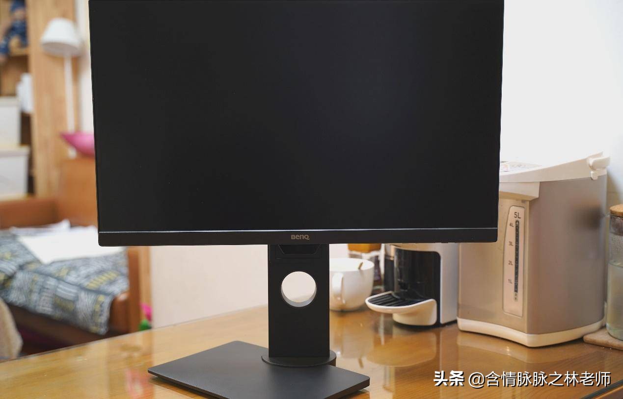 办公桌面打造,笔记本桌搭外接显示器精致布局